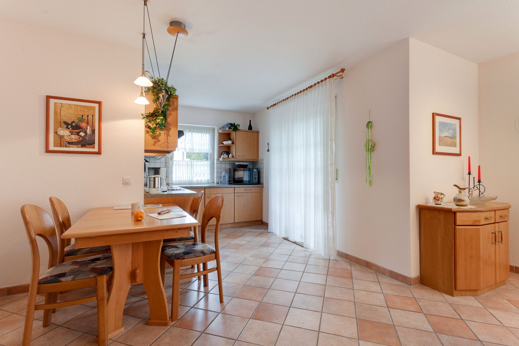 Kuechenzeile mit Essbereich